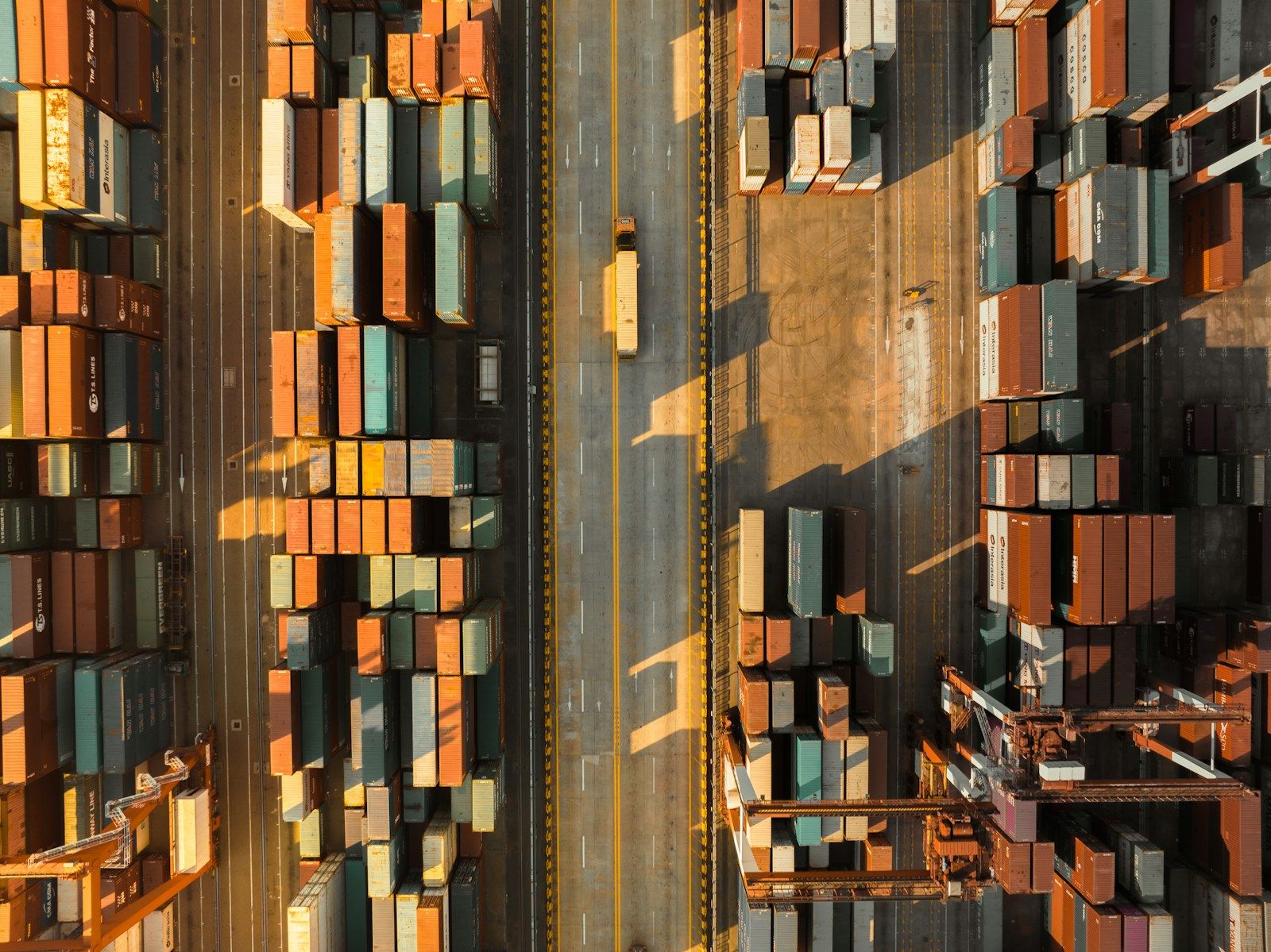 Vista aérea de una terminal de contenedores, como imagen ilustrativa de logística e infraestructura